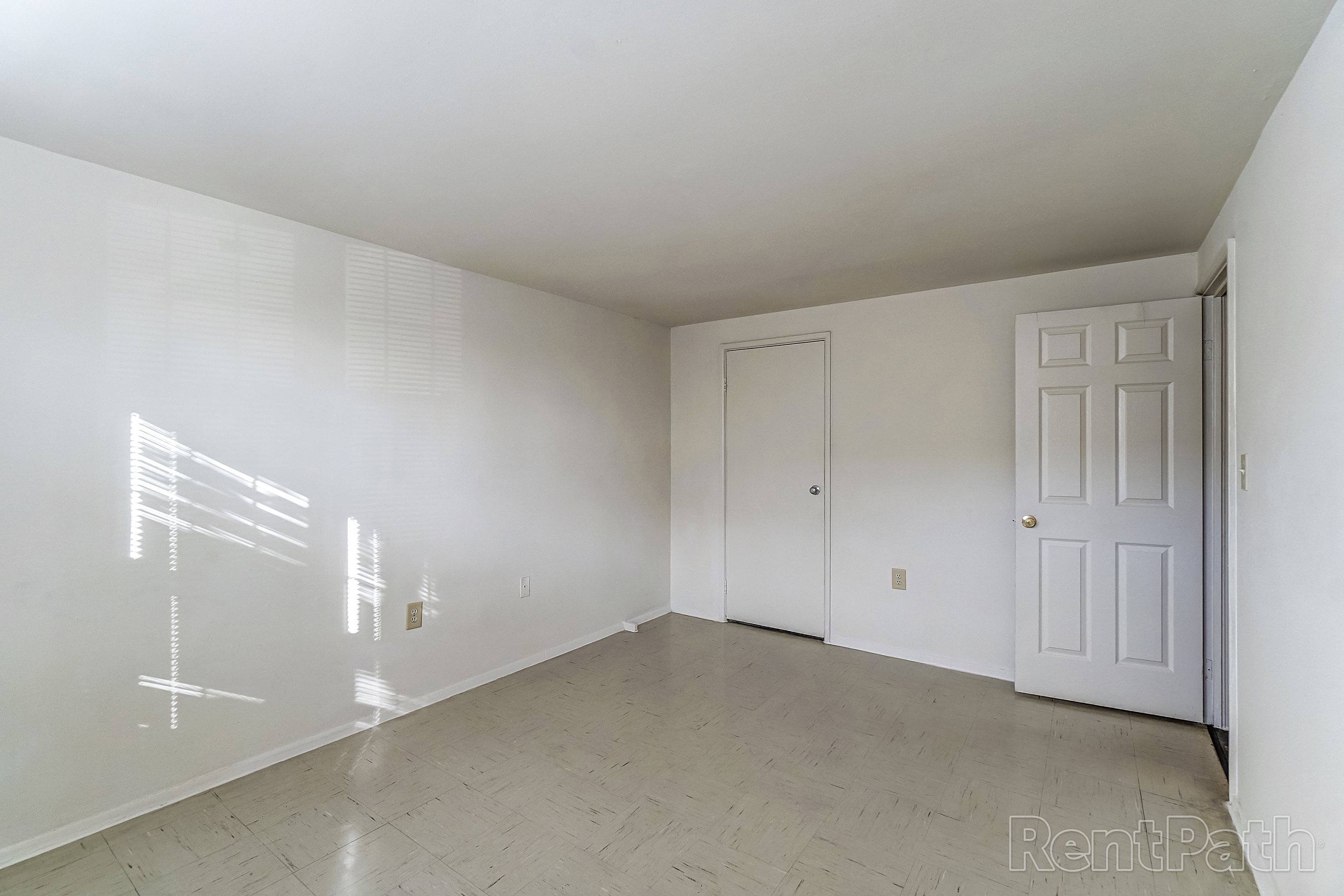 bedroom with single closet